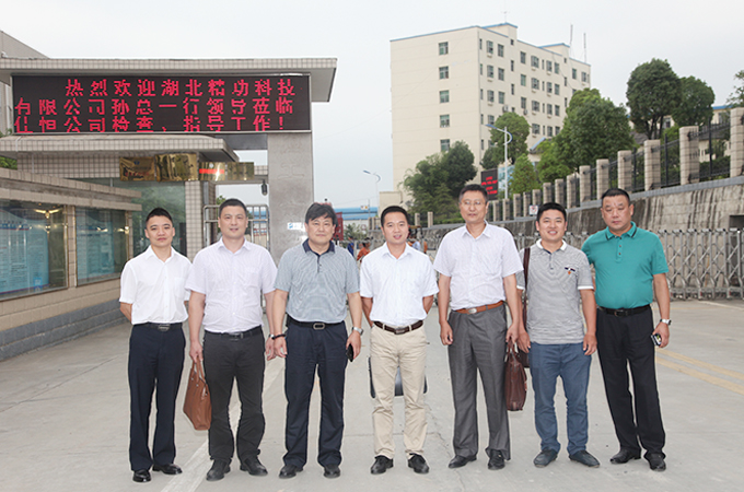 g精功科技(jì)采購中心經(jīng)理張國（左二(èr)）   佳恒公司總(zong)經理楊永明(míng)（左三）    精功科(kē)技總經理孫(sun)利民（左四）   精(jīng)功科技常