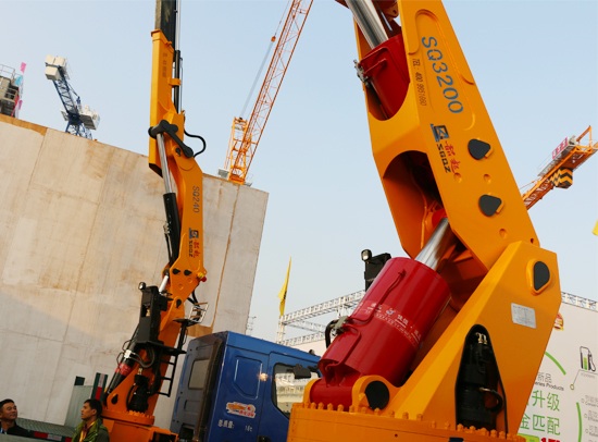 寶馬(mǎ)展上佳恒(heng)油缸車起(qi)重機展示(shi)