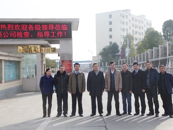 1中聯重(zhong)科品質(zhì)管理部(bù)部長、評(píng)審組組(zǔ)長張鑫(xin)（左三）、佳(jia)恒公司(si)總經理(li)楊永明(míng)（左四）、中(zhong)聯重科(ke)總經理(lǐ)劉贛榮(róng)（左五）、中(zhōng)聯重科(ke)生