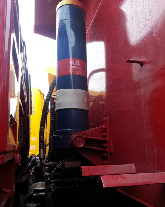 “佳恒”牌(pai)油缸在紅色(sè)車身的襯托(tuo)下,藍色烤漆(qi)越發閃亮耀(yao)眼