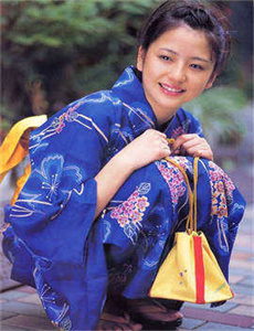 《两只手都握不住的奶是多大-美女裸装》