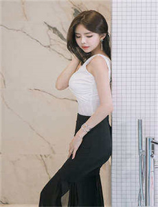 《美女控器者-拥抱太阳的女人》